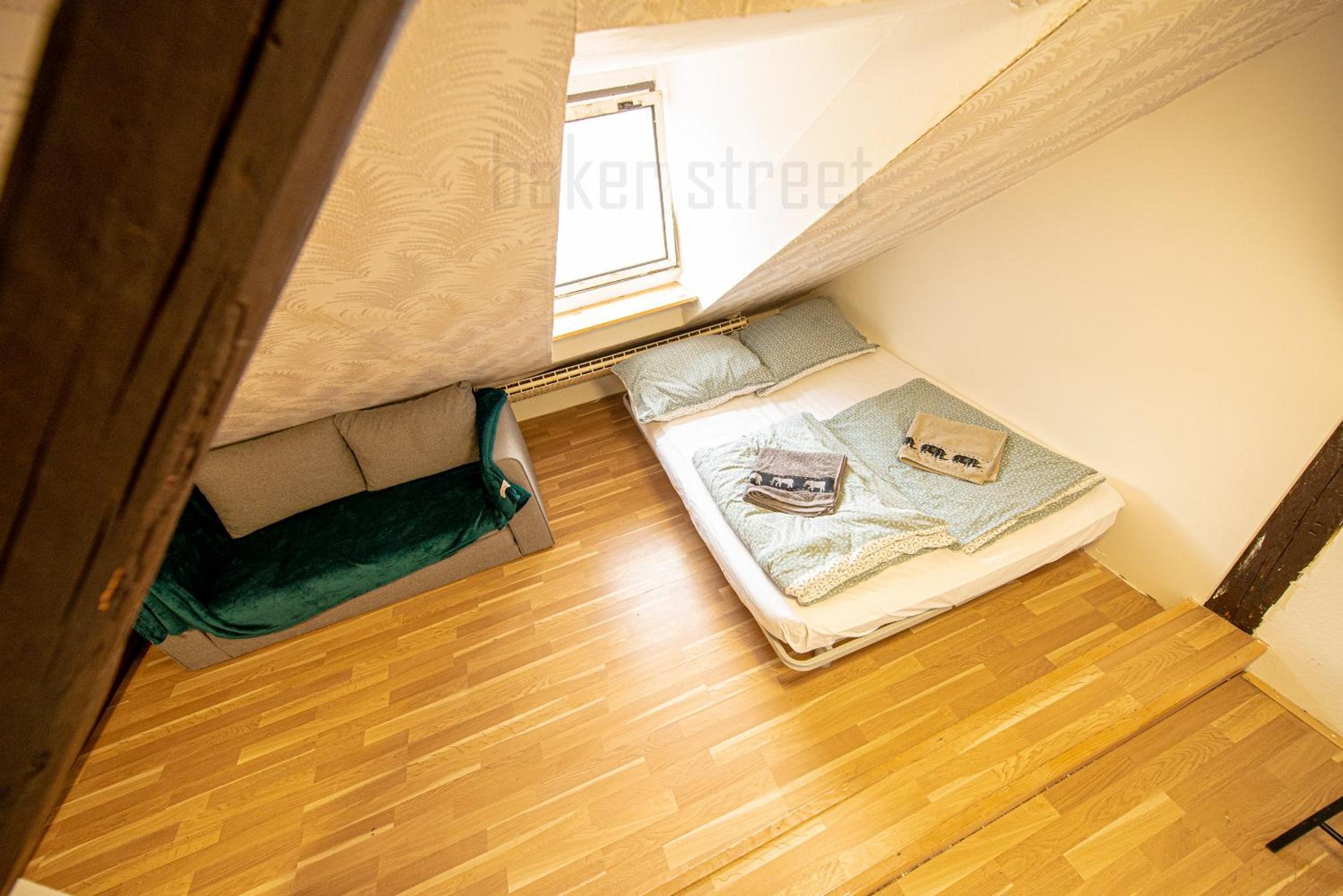 Attic 3 bedrooms apartment with 2 bathrooms