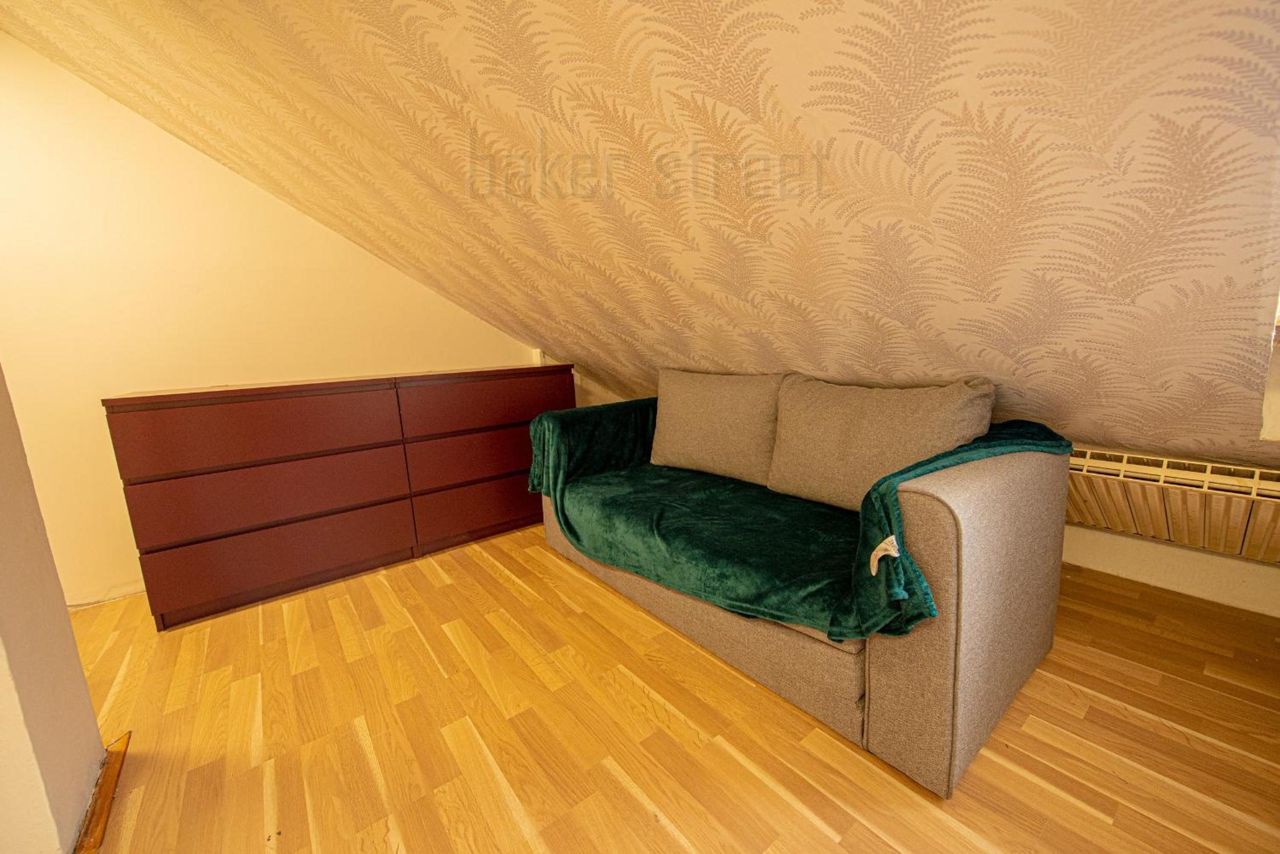Attic 3 bedrooms apartment with 2 bathrooms