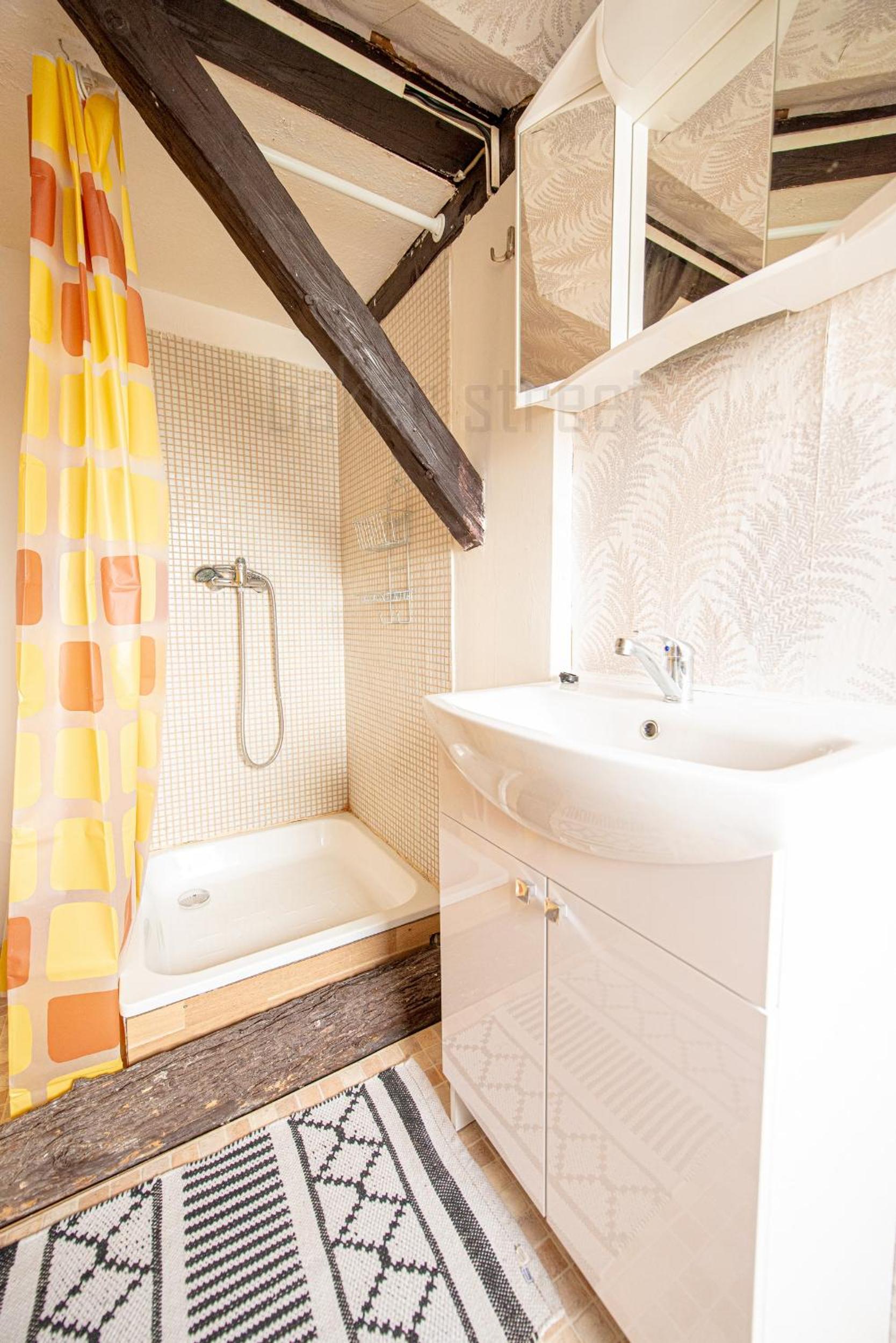 Attic 3 bedrooms apartment with 2 bathrooms