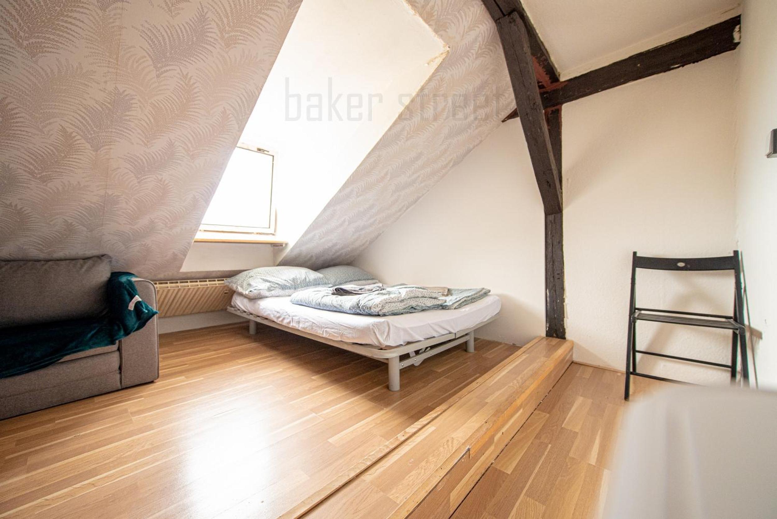 Attic 3 bedrooms apartment with 2 bathrooms