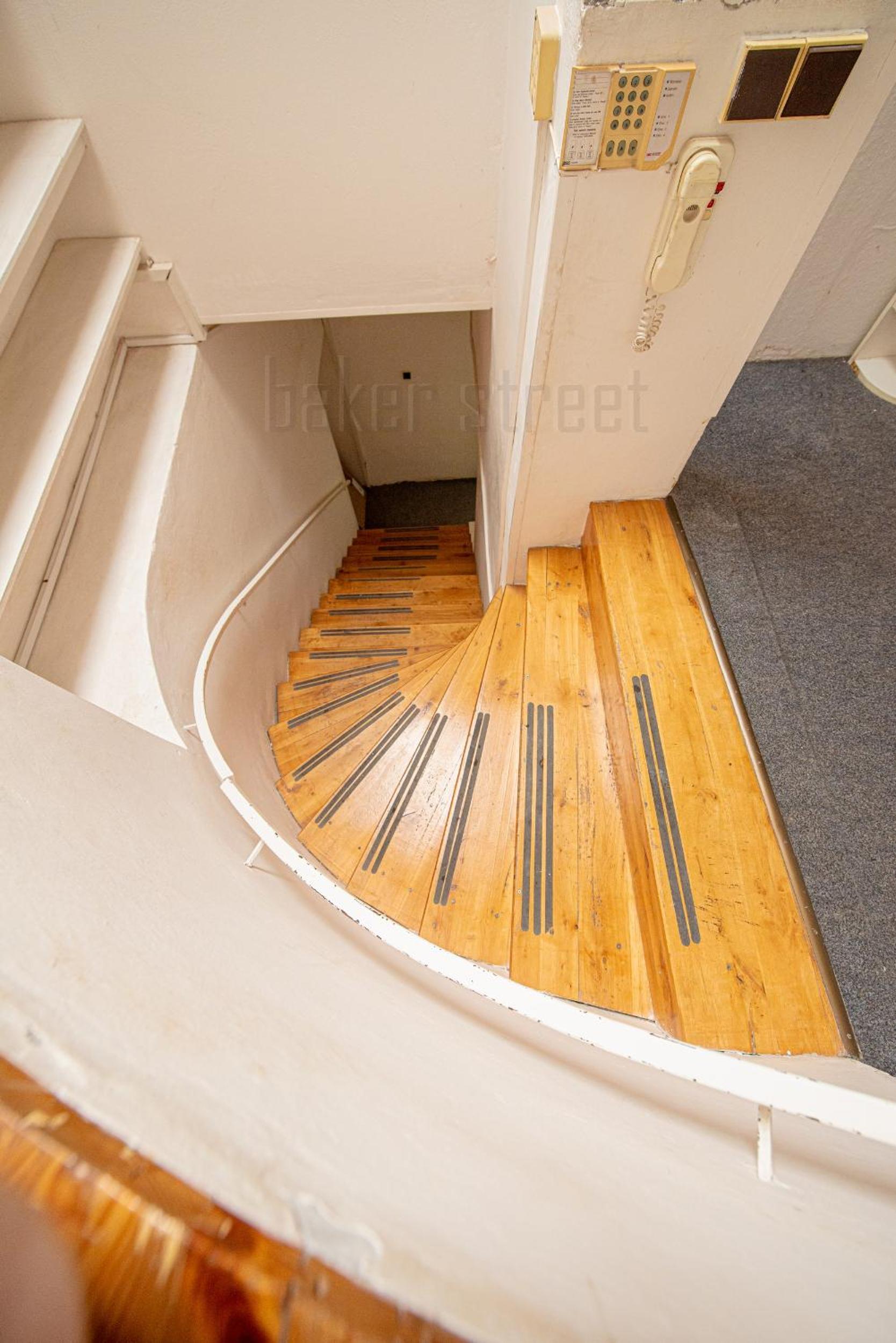 Attic 3 bedrooms apartment with 2 bathrooms