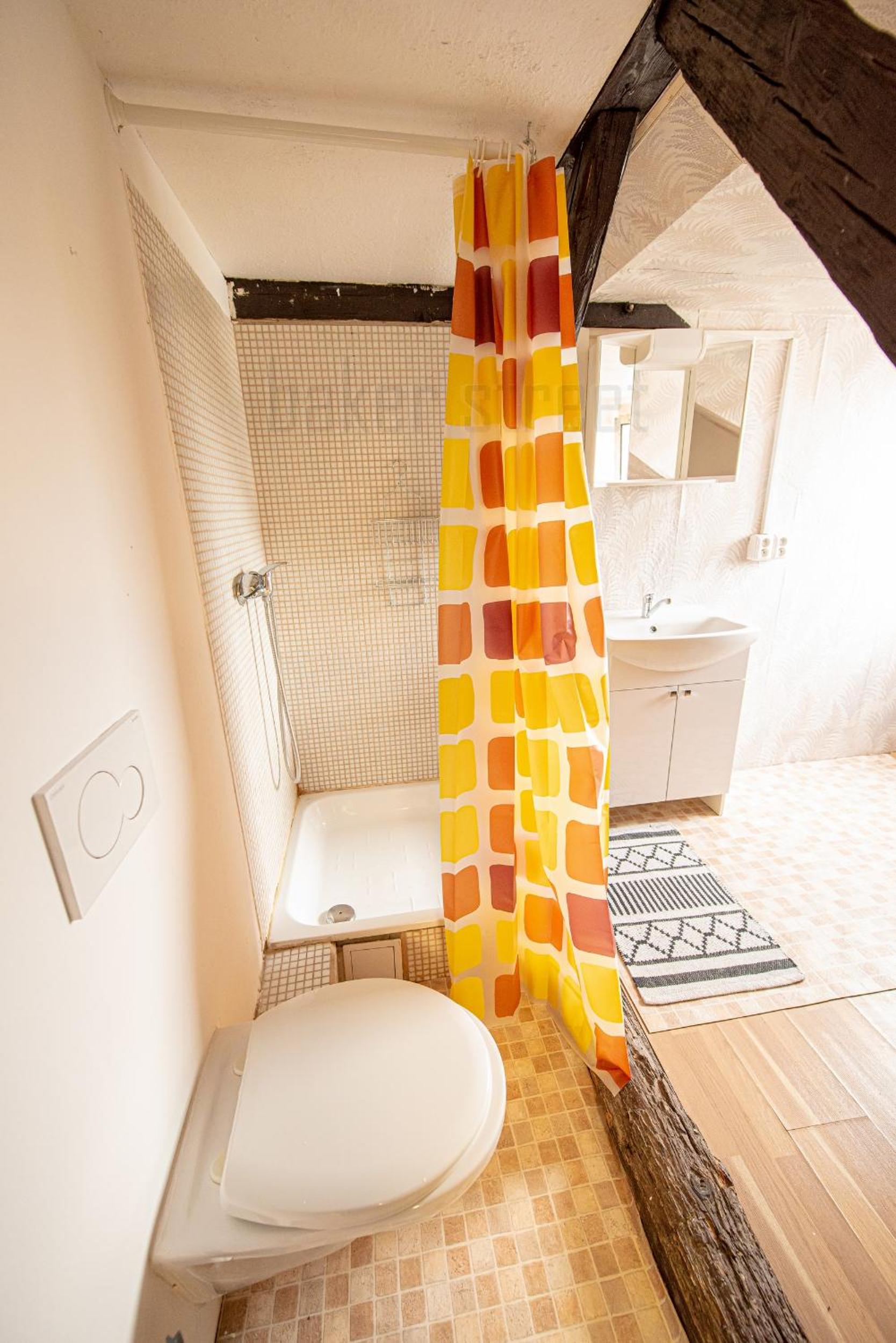 Attic 3 bedrooms apartment with 2 bathrooms