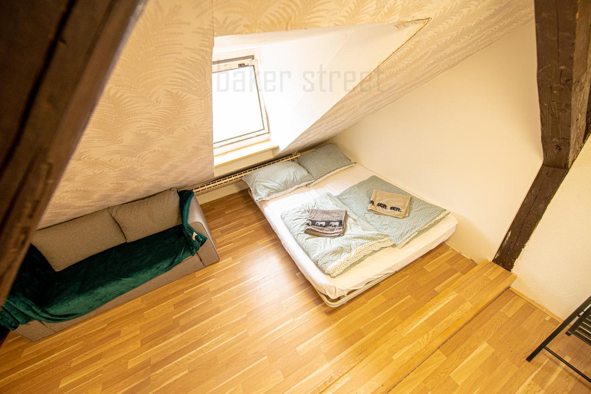 Attic 3 bedrooms apartment with 2 bathrooms