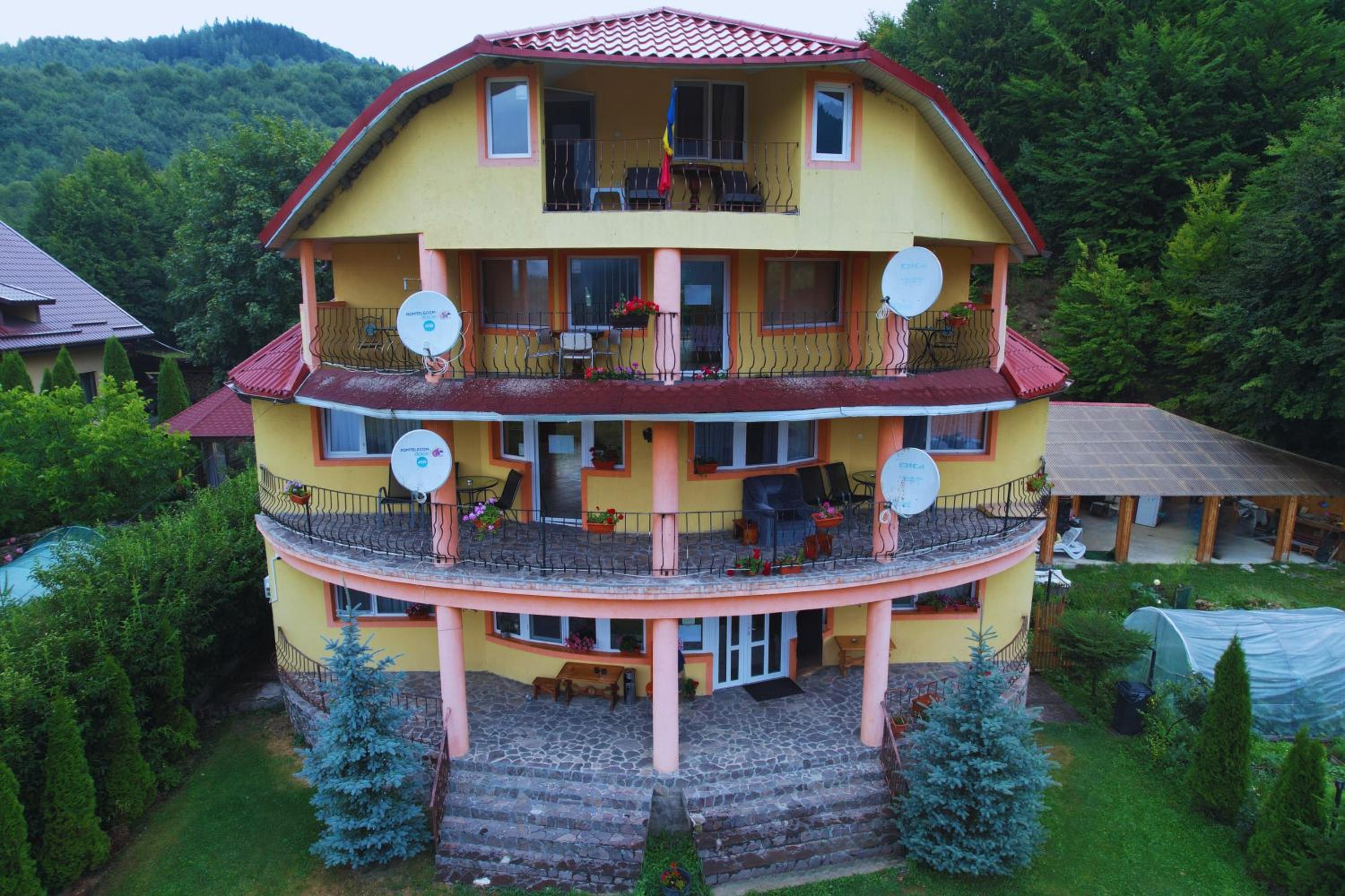 Casa Potcoava view 2