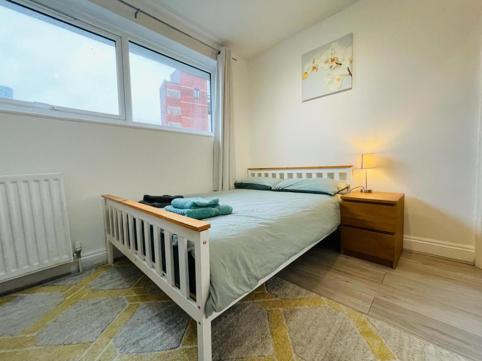 Spacious double bedroom with private bathroom ensuite in London Canary Wharf E14, only 1 stop to Excel and O2 for short or long let in London Canary Wharf,