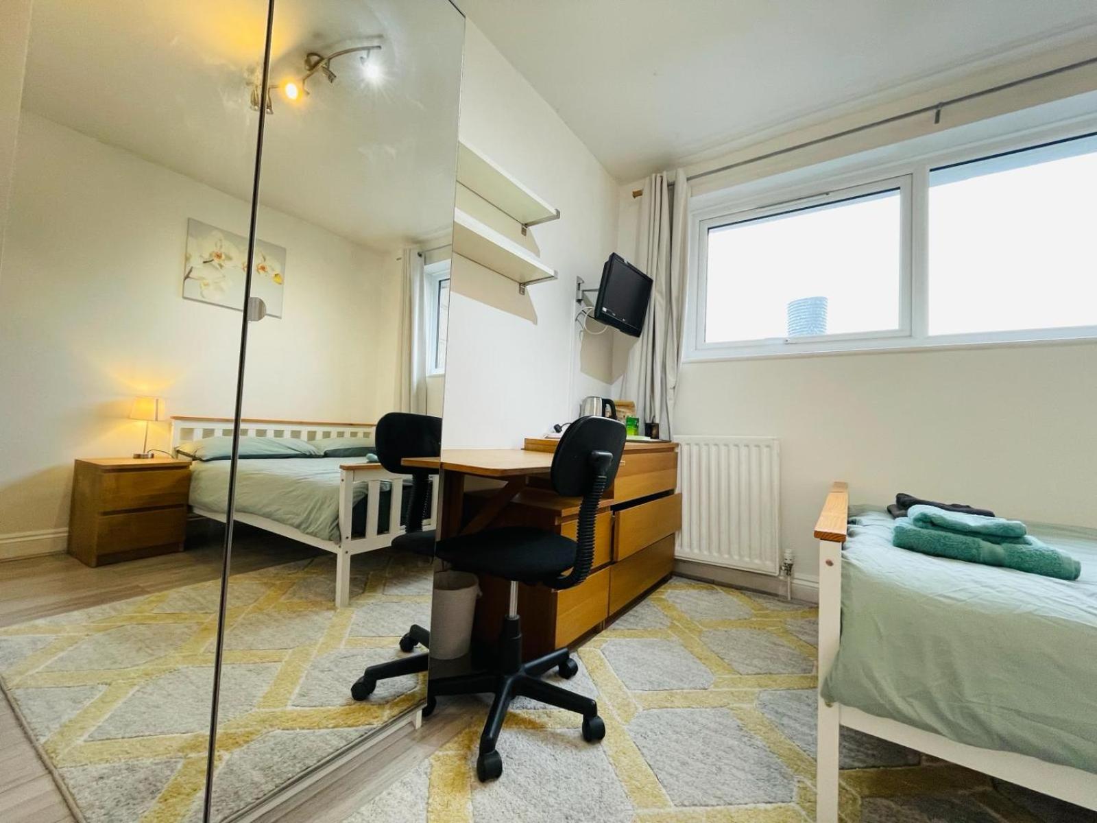 Spacious double bedroom with private bathroom ensuite in London Canary Wharf E14, only 1 stop to Excel and O2 for short or long let in London Canary Wharf,
