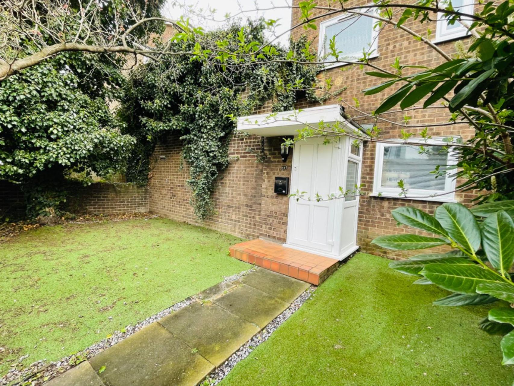 Spacious double bedroom with private bathroom ensuite in London Canary Wharf E14, only 1 stop to Excel and O2 for short or long let in London Canary Wharf,