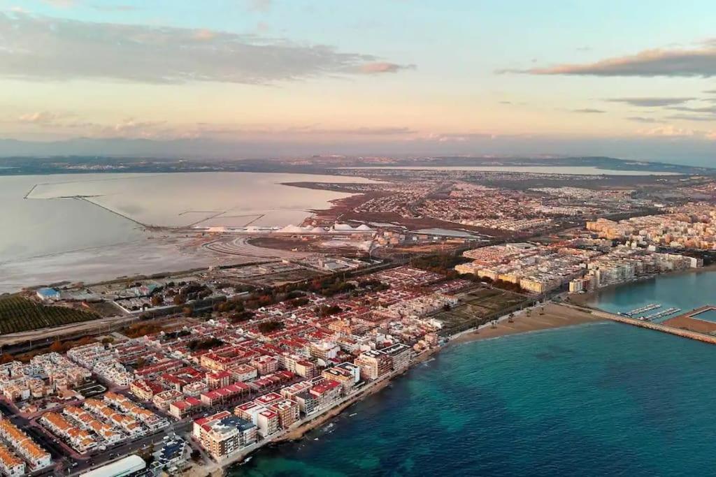 Apartamento en Torrevieja con Piscina y a 100 metros de la playa view 2