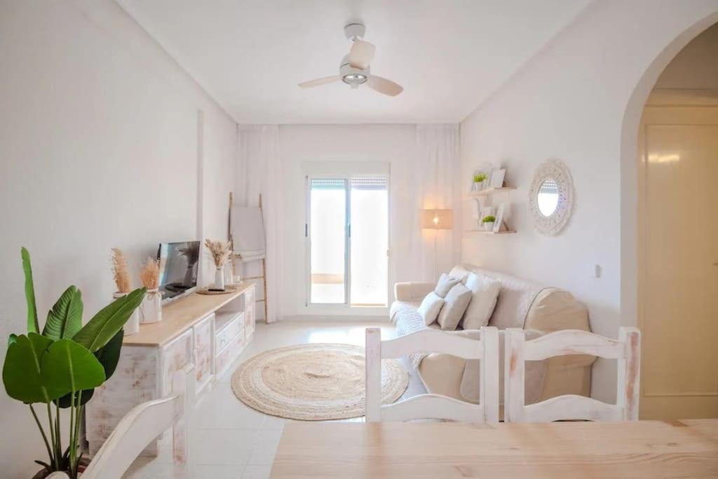 Apartamento en Torrevieja con Piscina y a 100 metros de la playa view 4