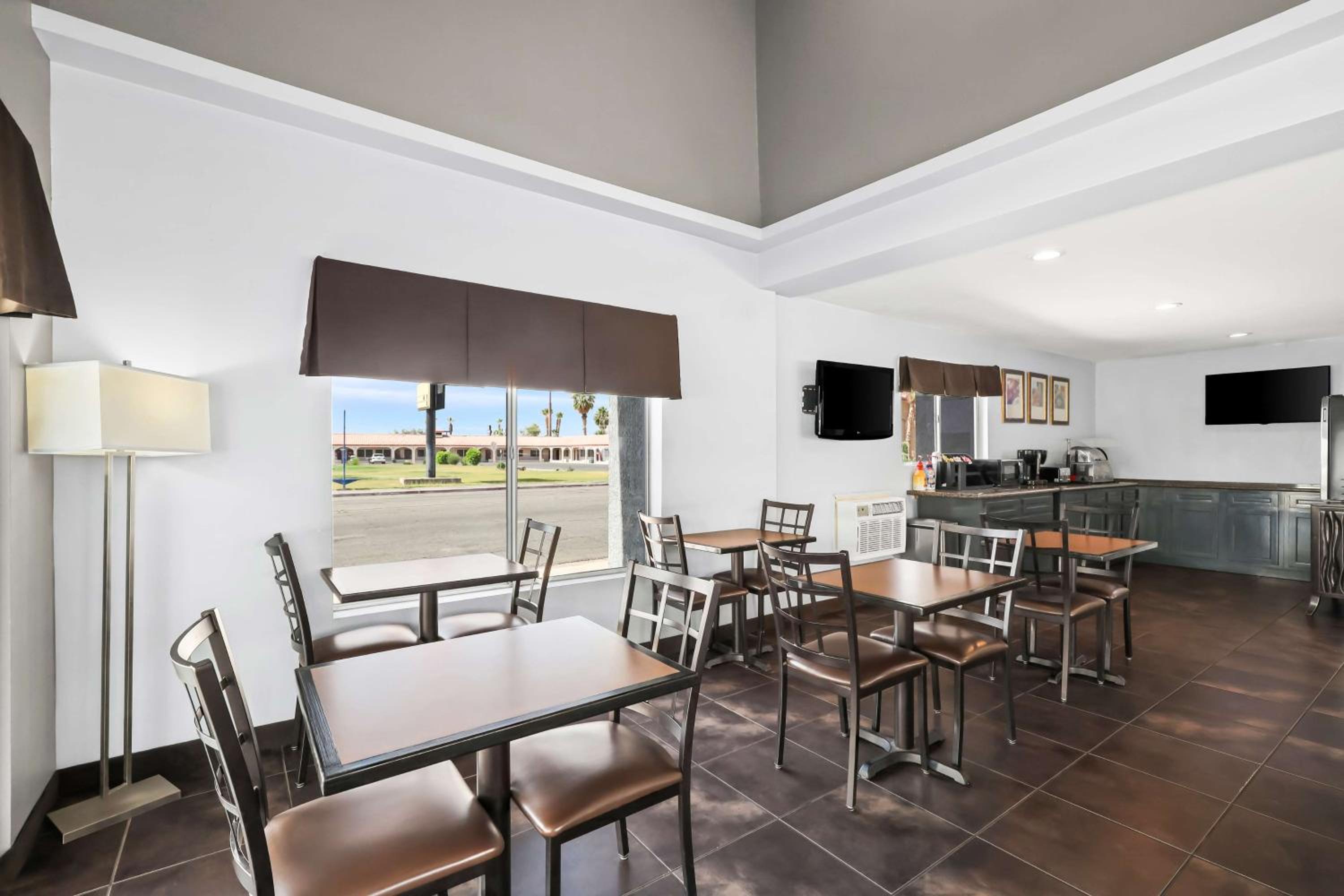 Blythe Vacations - SureStay Hotel by Best Western Blythe - Property Image 3