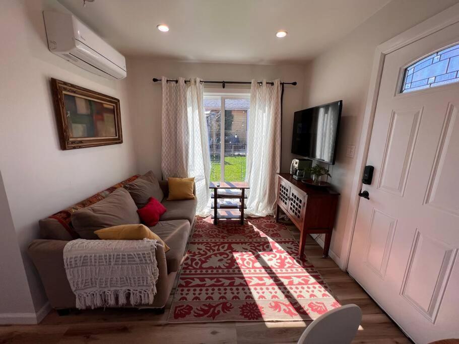 Lovely Little Cottage Close to Forum,Sofi,LAX