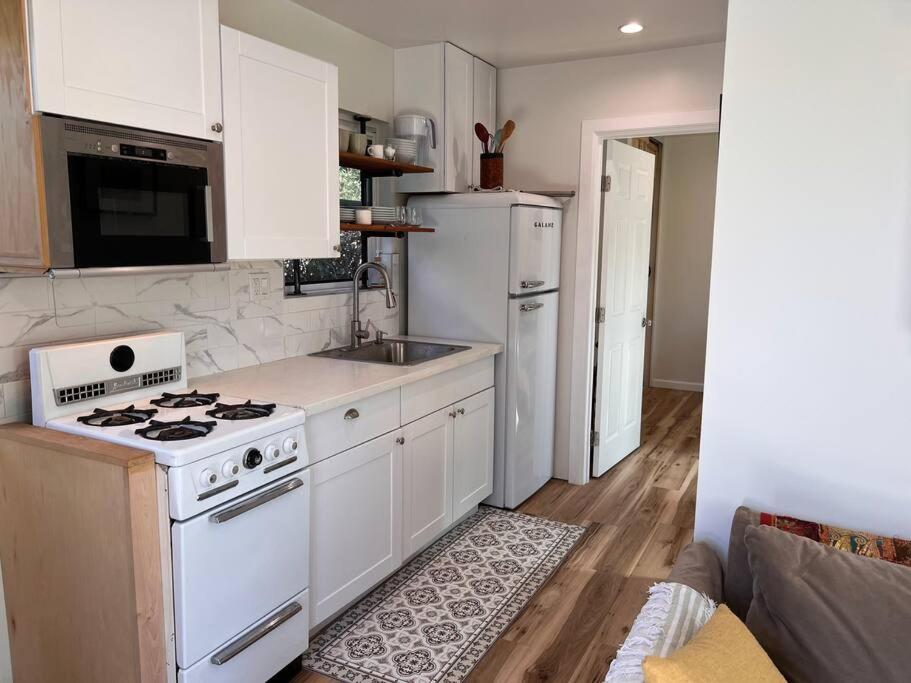 Lovely Little Cottage Close to Forum,Sofi,LAX