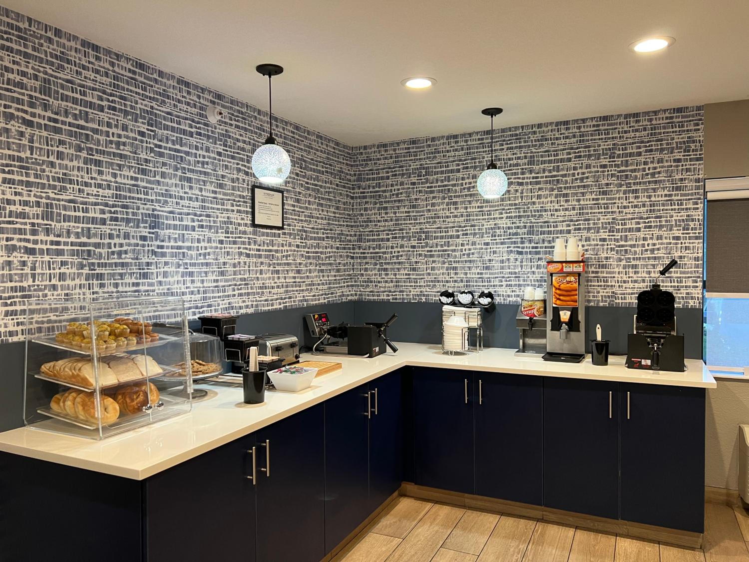 Glendale Vacations - AmericInn by Wyndham Glendale Milwaukee - Property Image 11