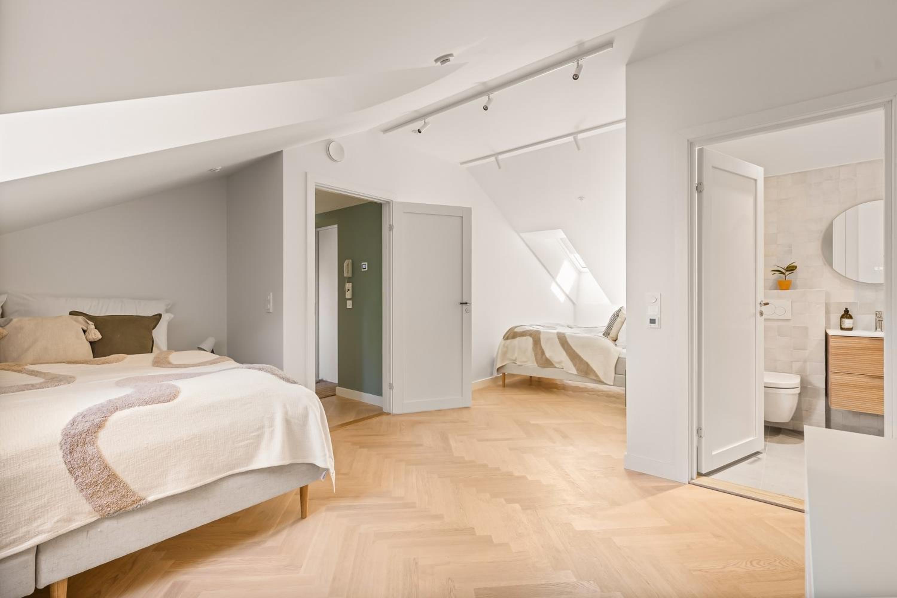 Løkka Suites I Penthouse with Private Rooftop I 2-Bedroom with Double Queen Room & 2 Bathrooms view 5