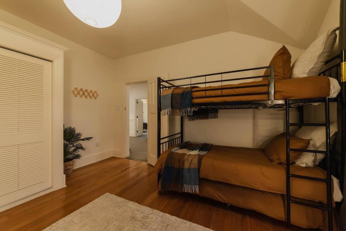 Bel Air Mansion - Sleeps 12 Villa