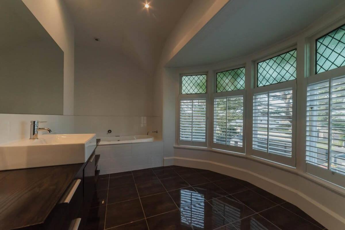 Bel Air Mansion - Sleeps 12 Villa