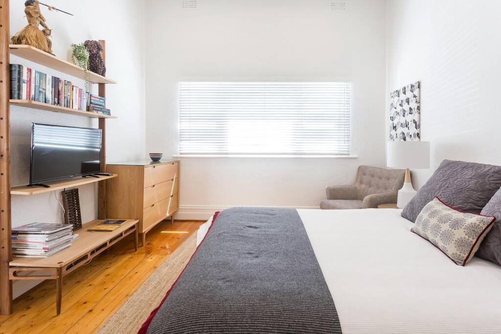 Spacious, Stylish House with Private Courtyard near Shops, Cafes, Beach and Tram