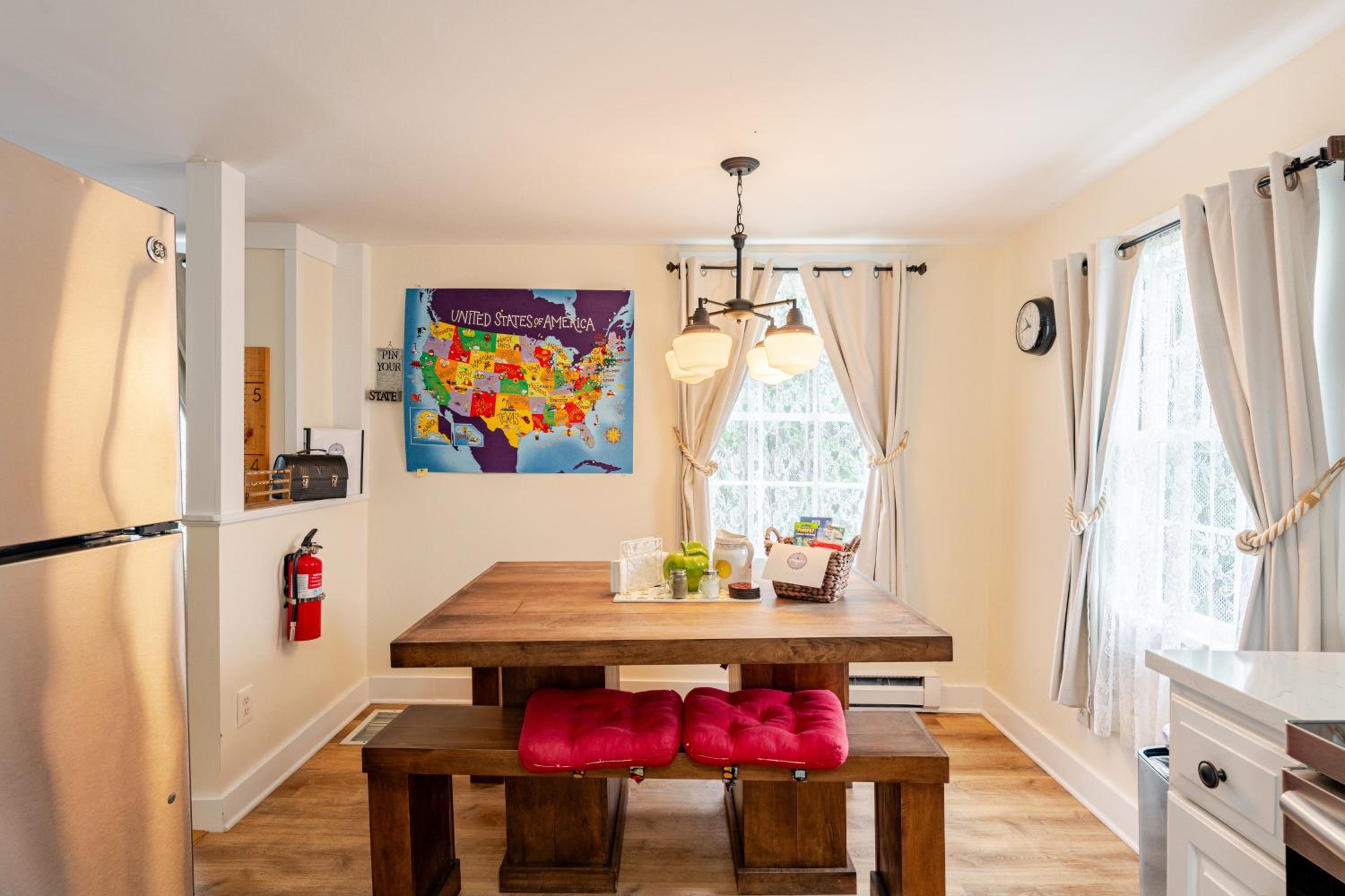 The School House Cottage, Historic 1BR Mystic River Stay Near Seaport