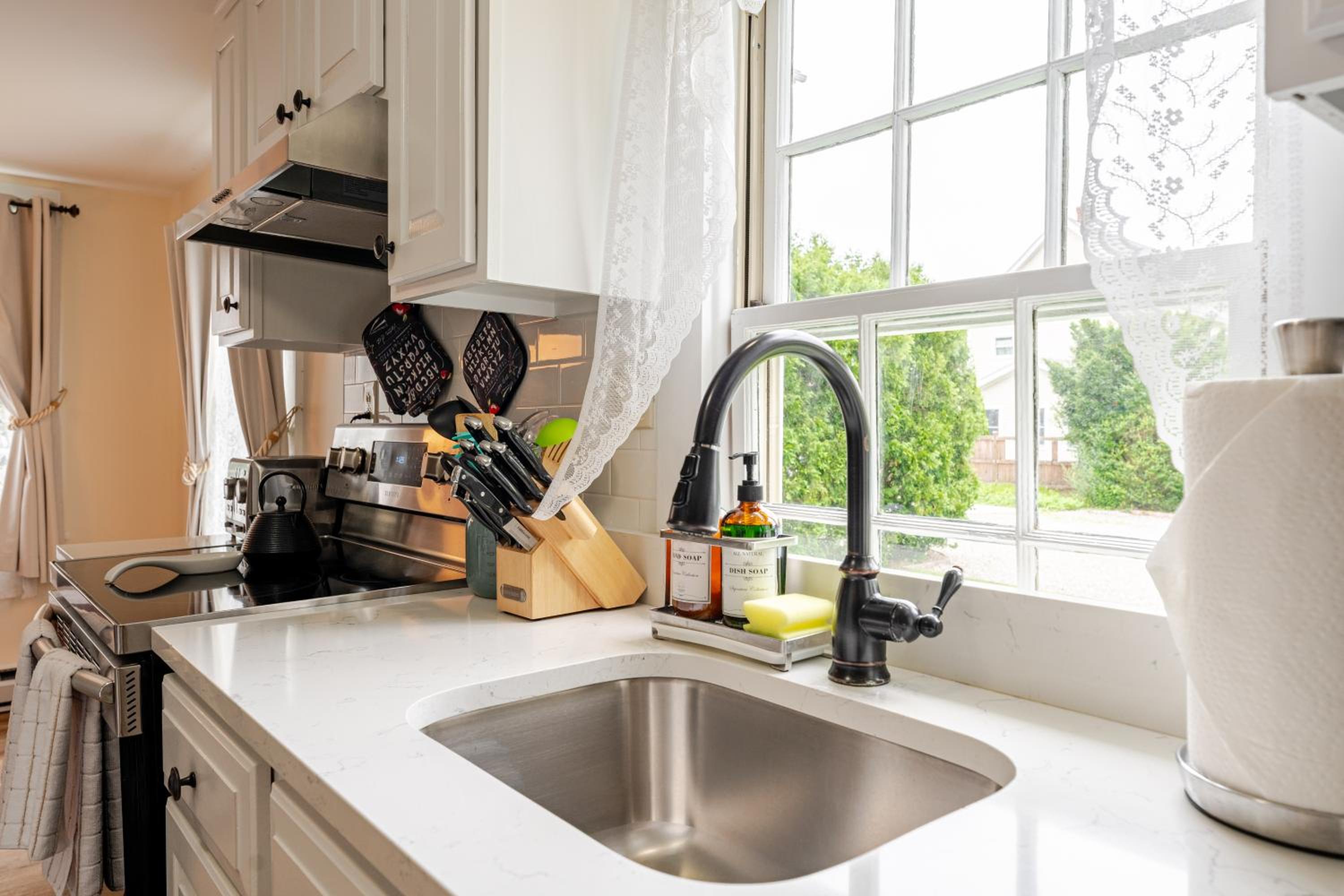 The School House Cottage, Historic 1BR Mystic River Stay Near Seaport