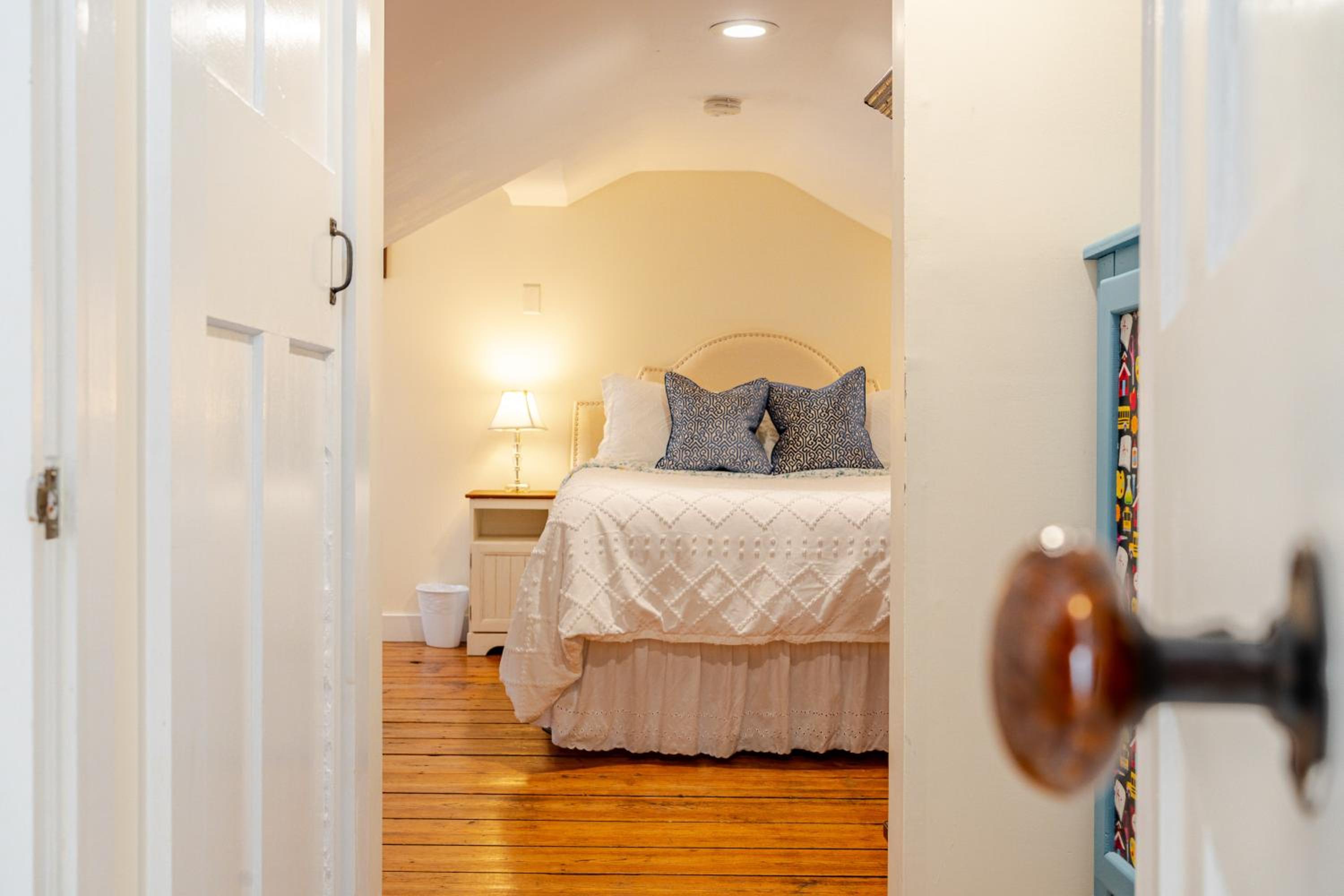 The School House Cottage, Historic 1BR Mystic River Stay Near Seaport