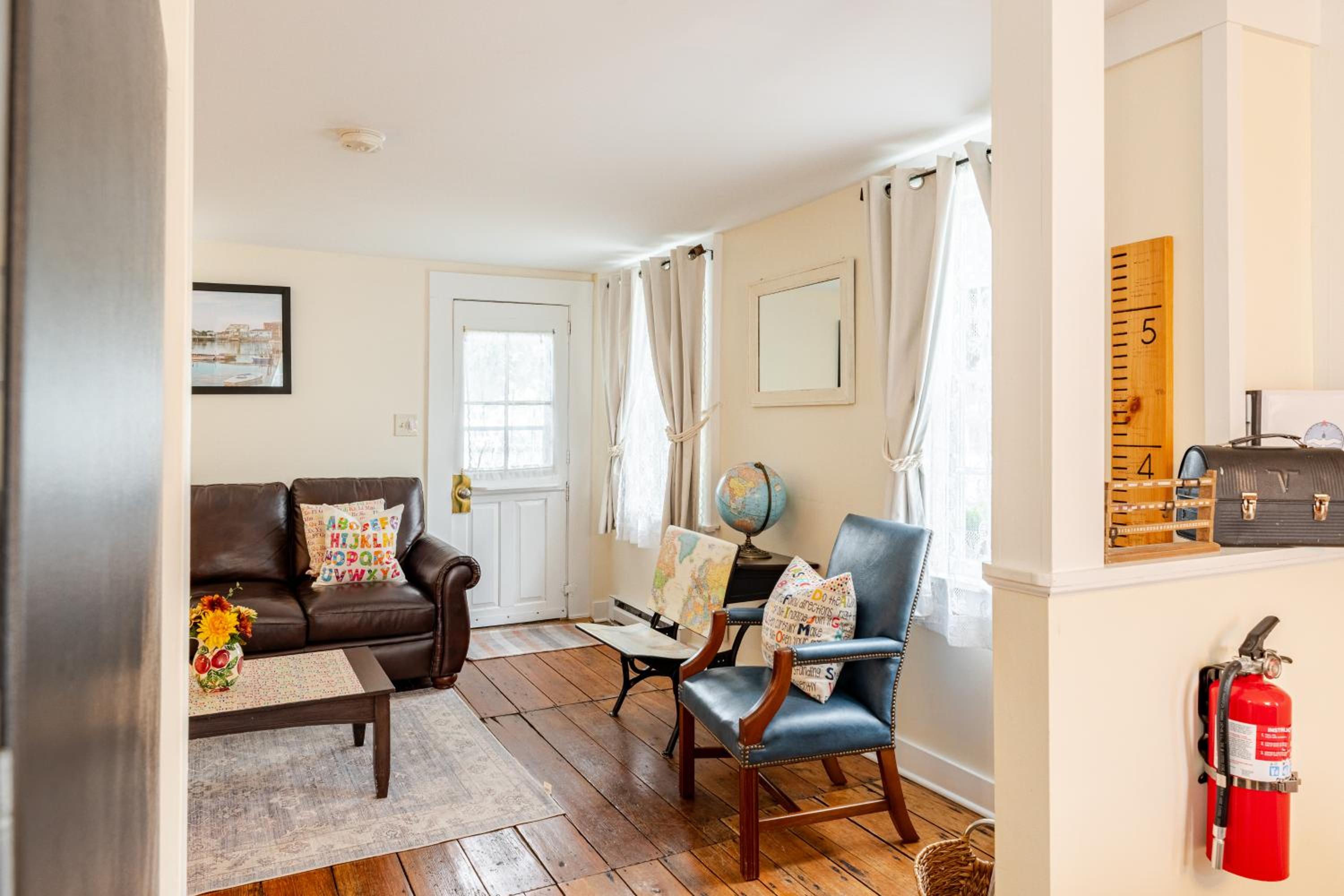 The School House Cottage, Historic 1BR Mystic River Stay Near Seaport