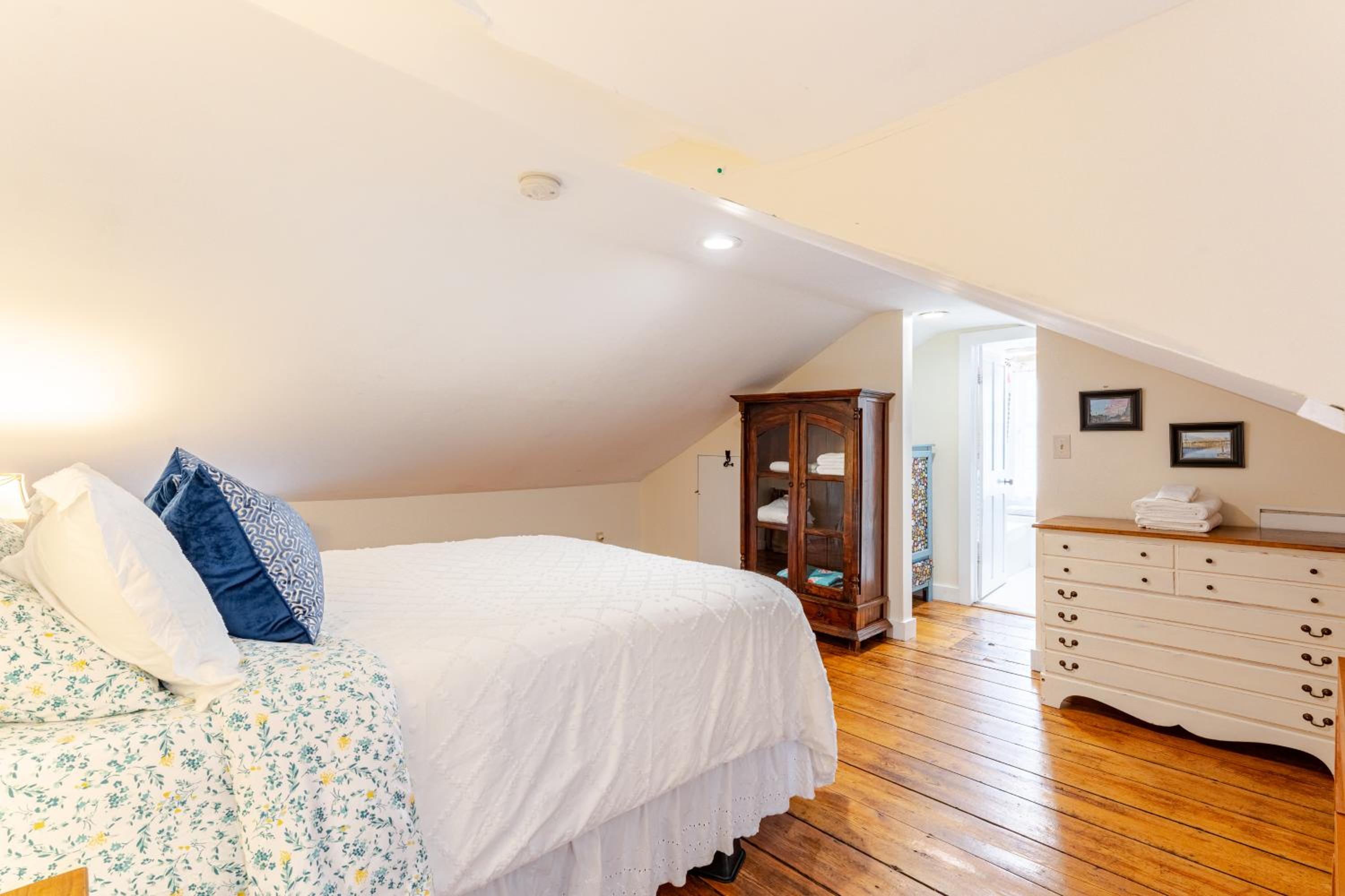The School House Cottage, Historic 1BR Mystic River Stay Near Seaport