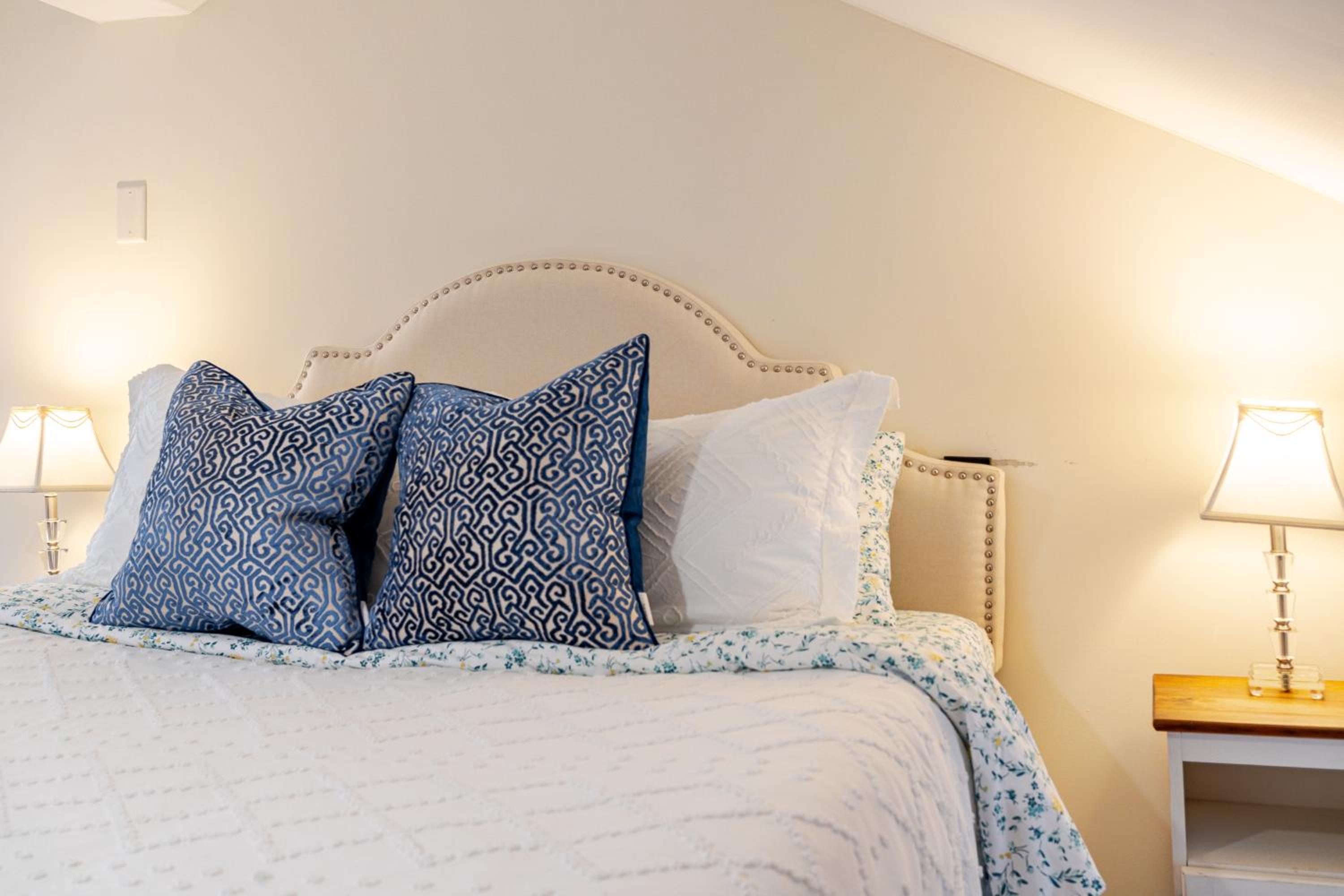 The School House Cottage, Historic 1BR Mystic River Stay Near Seaport