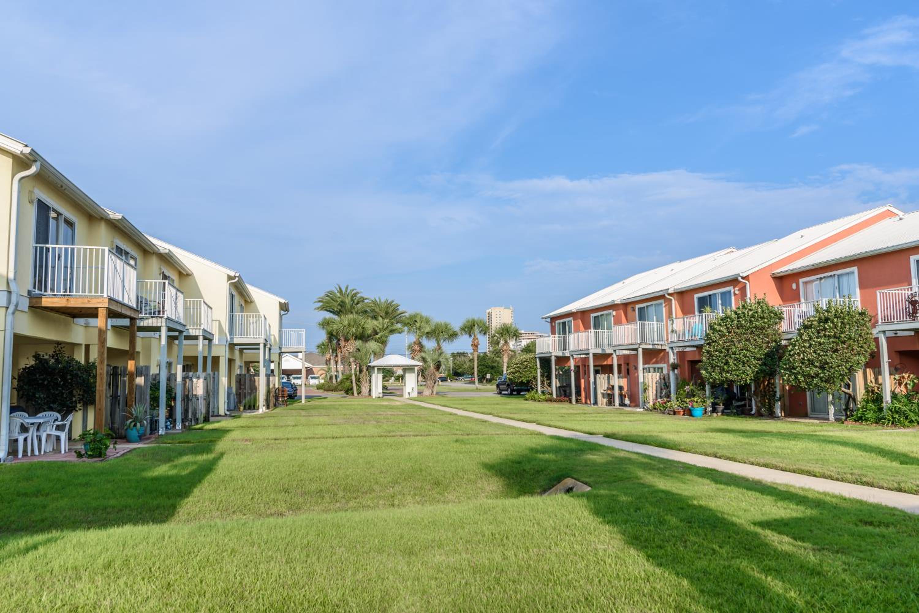 Central Pool 5 Min Walk to Beach & Shops view 5