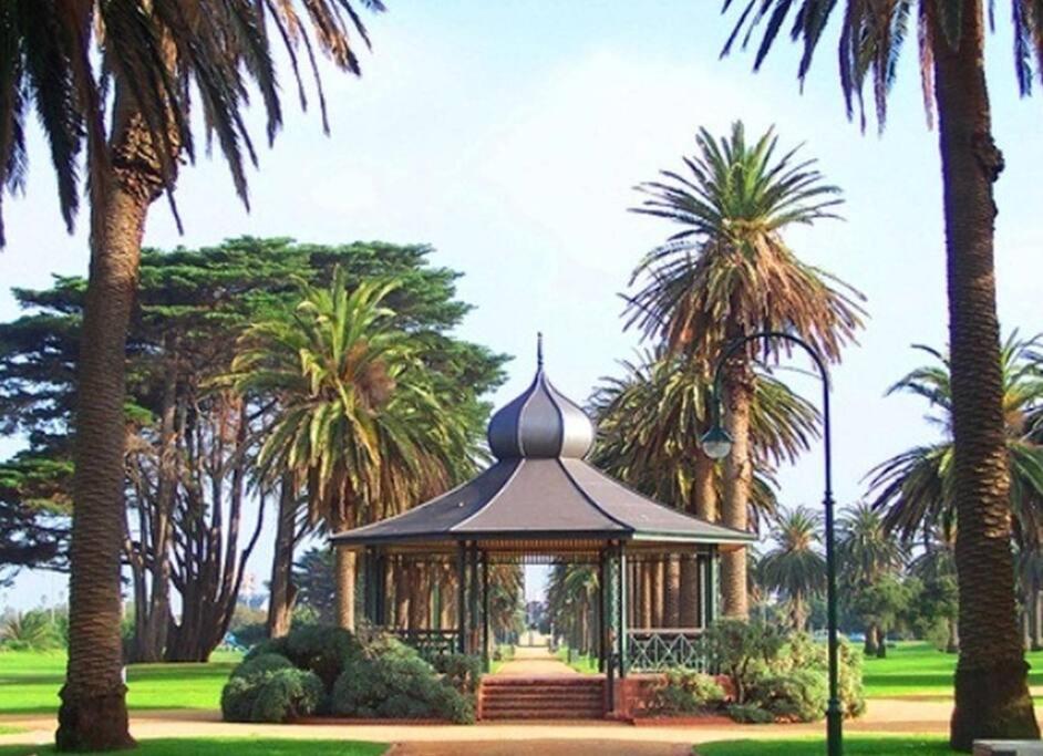 Sensational St Kilda stay at Sunset Beach Tower
