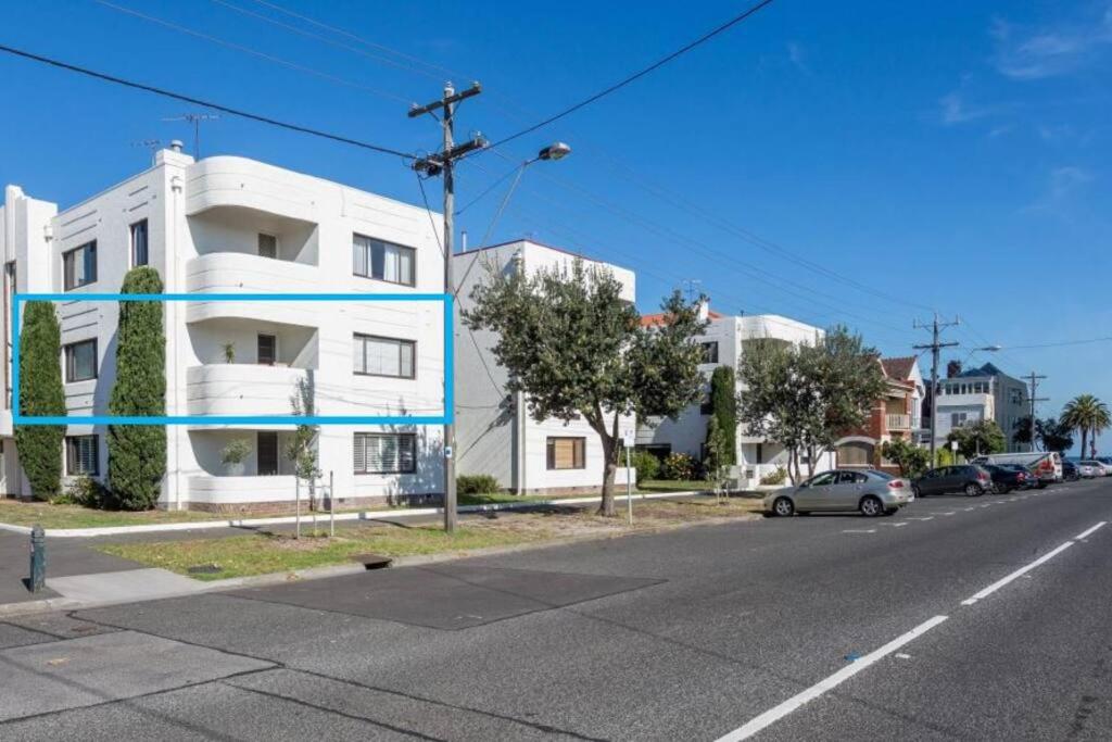 Big A1 Art Deco Apt with stunning city & beach views