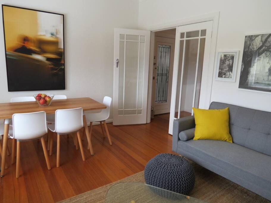 Big A1 Art Deco Apt with stunning city & beach views