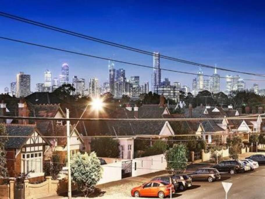 Big A1 Art Deco Apt with stunning city & beach views