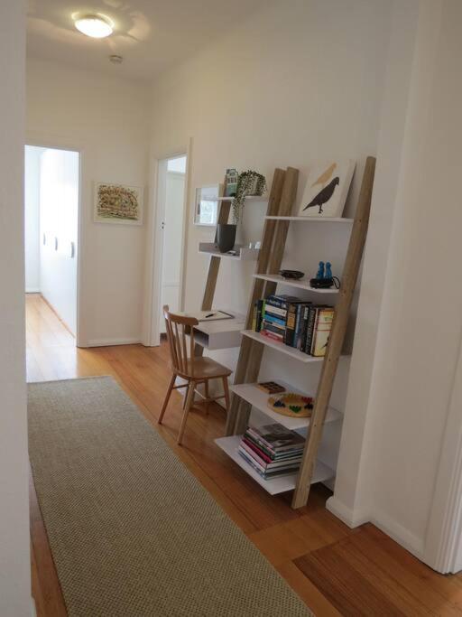 Big A1 Art Deco Apt with stunning city & beach views
