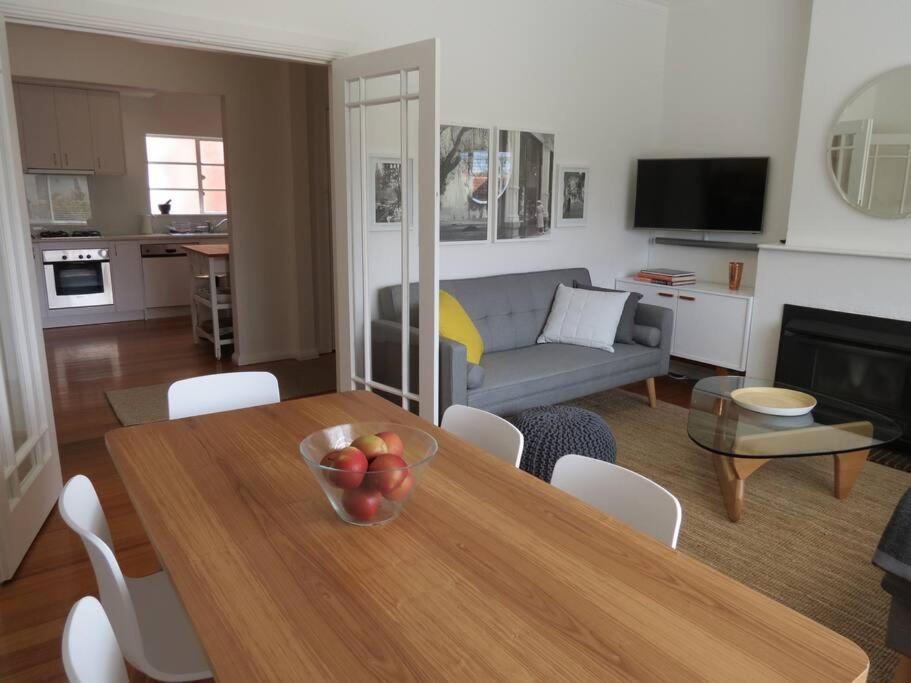 Big A1 Art Deco Apt with stunning city & beach views