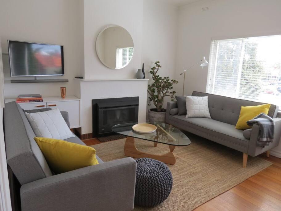 Big A1 Art Deco Apt with stunning city & beach views
