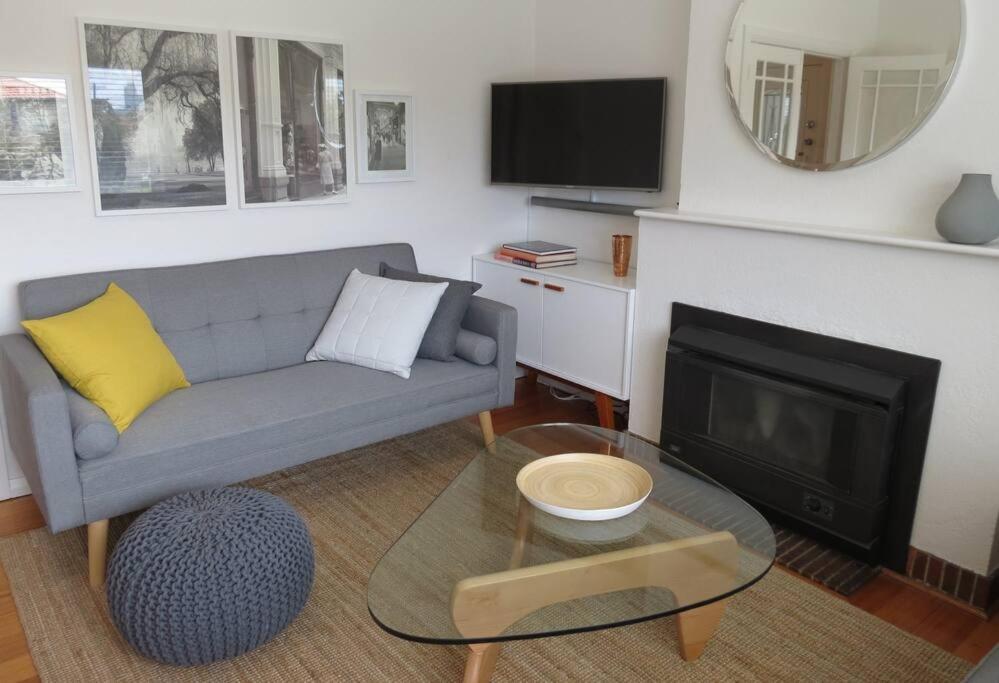 Big A1 Art Deco Apt with stunning city & beach views