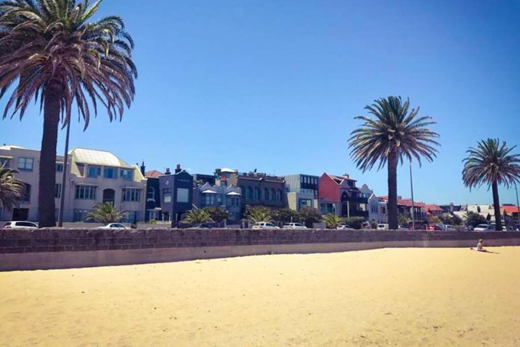 Big A1 Art Deco Apt with stunning city & beach views
