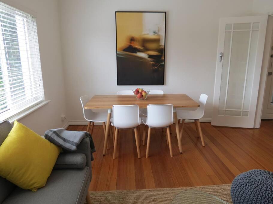 Big A1 Art Deco Apt with stunning city & beach views