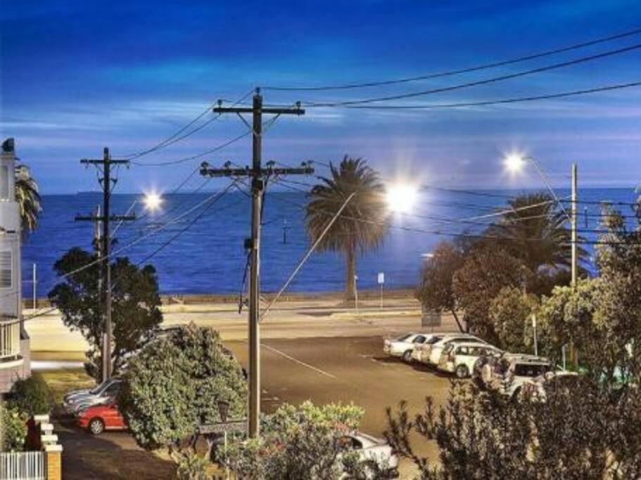 Big A1 Art Deco Apt with stunning city & beach views