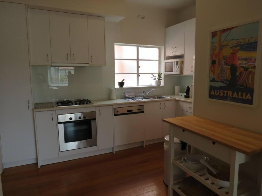 Big A1 Art Deco Apt with stunning city & beach views