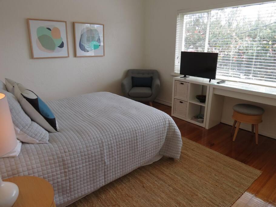Big A1 Art Deco Apt with stunning city & beach views