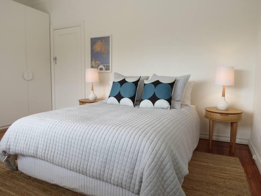 Big A1 Art Deco Apt with stunning city & beach views