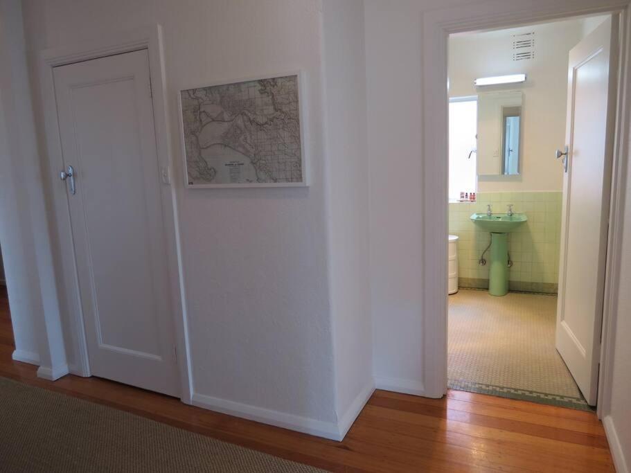 Big A1 Art Deco Apt with stunning city & beach views