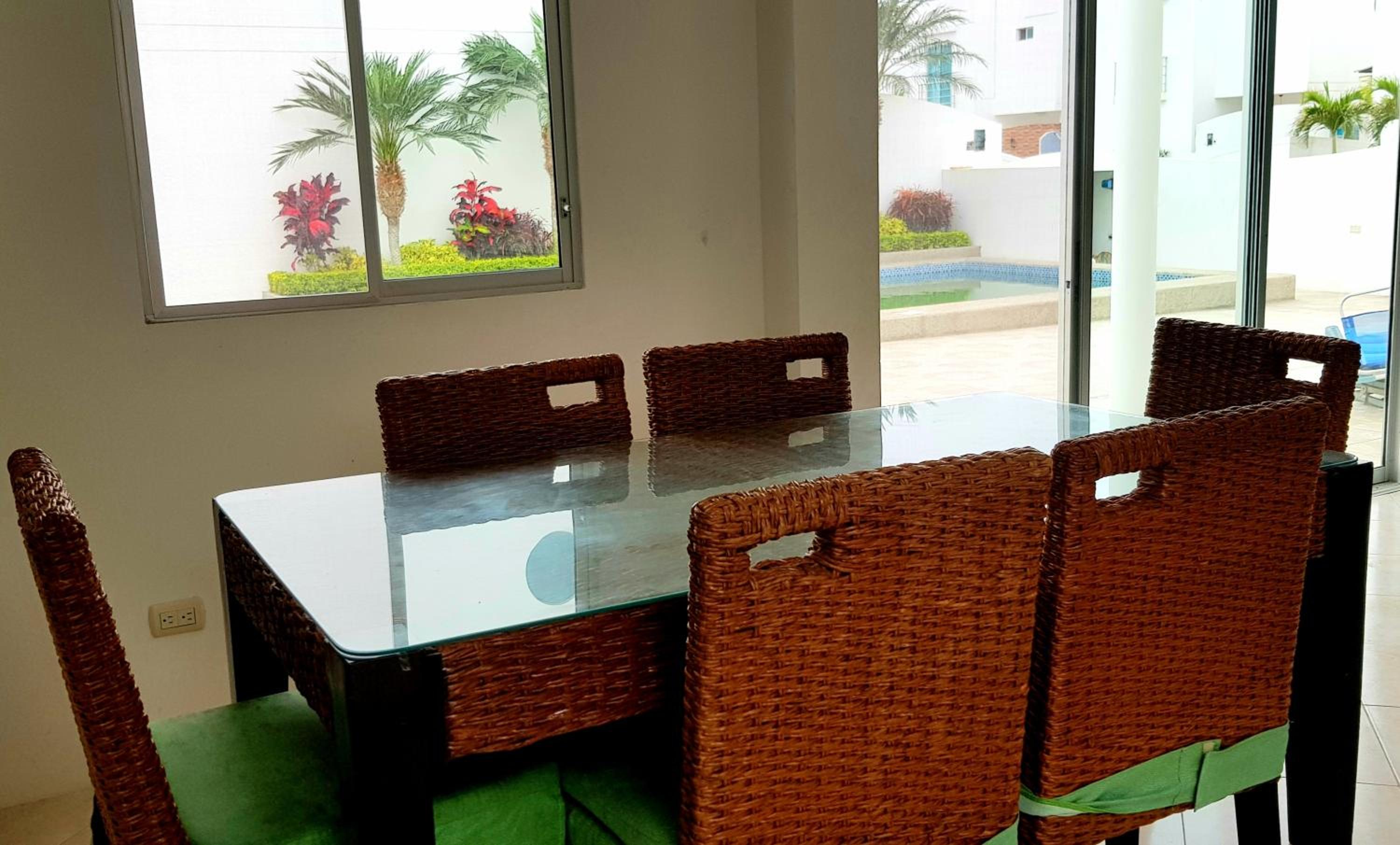 Casa con piscina en urbanización privada