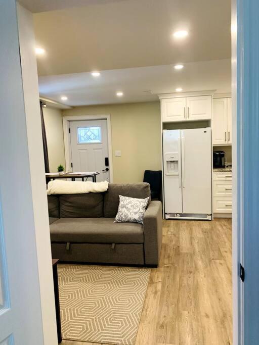 Cozy 1 bedroom basement apartment 14 days minimum