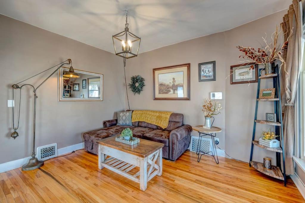 Walk to historic downtown, cozy, pets welcome! view 3