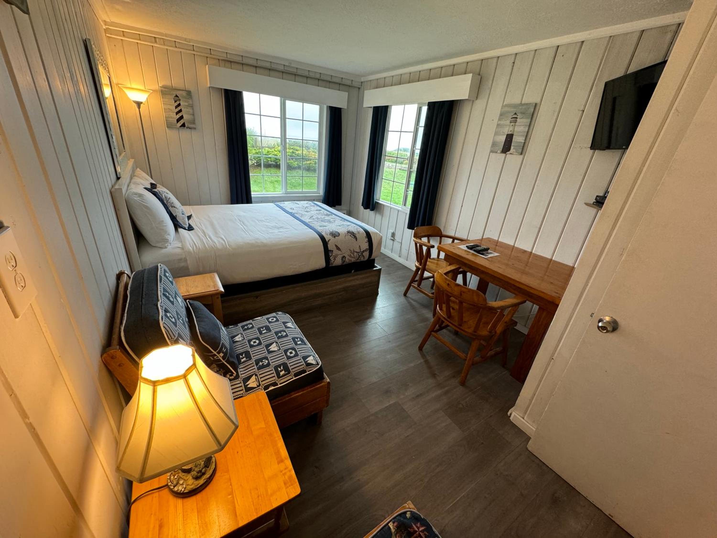 Tillicum Beach Motel - Formerly Deane's Oceanfront Lodge