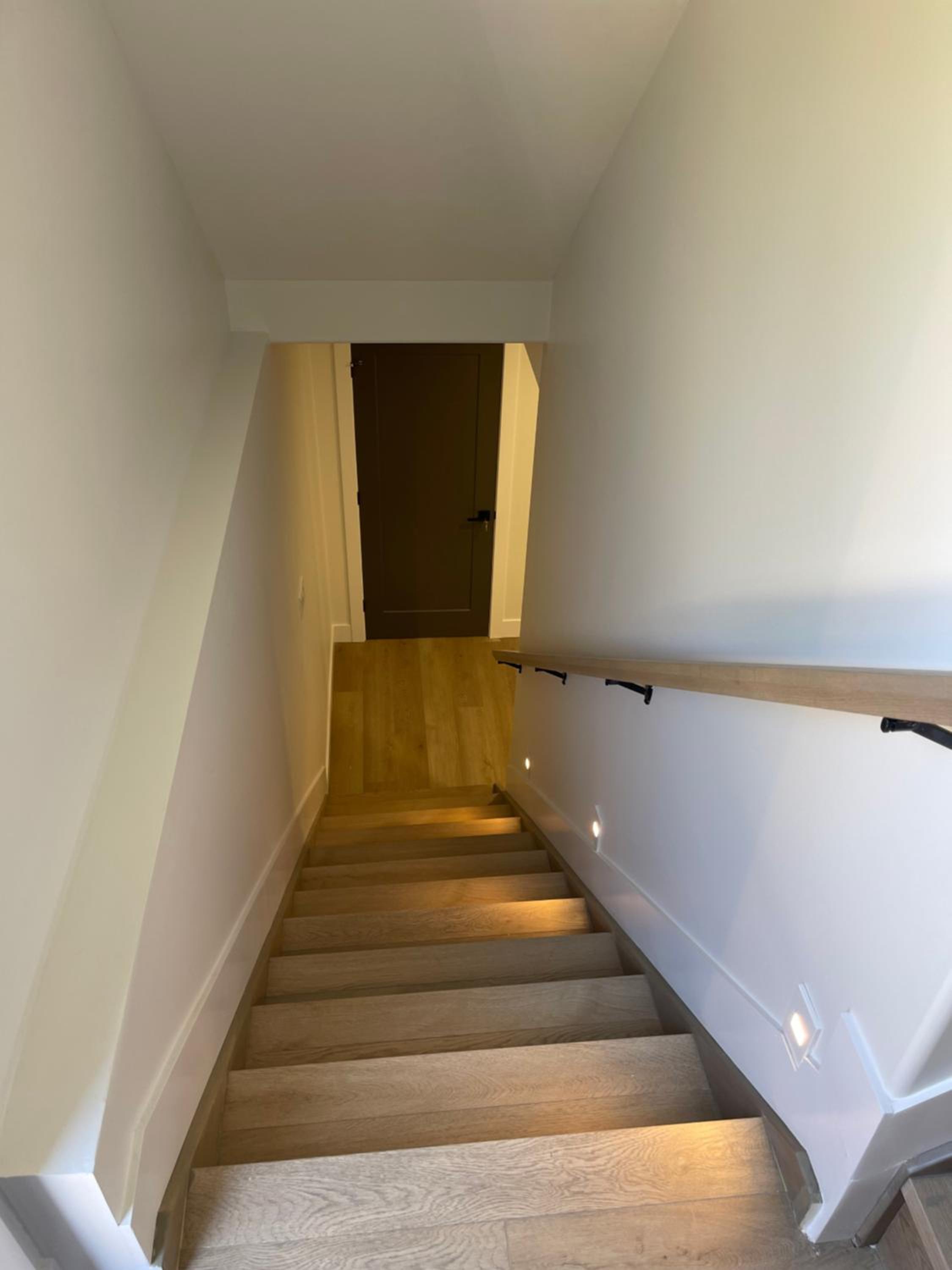 Luxurious Basement Apartment Near 401 and Hospital