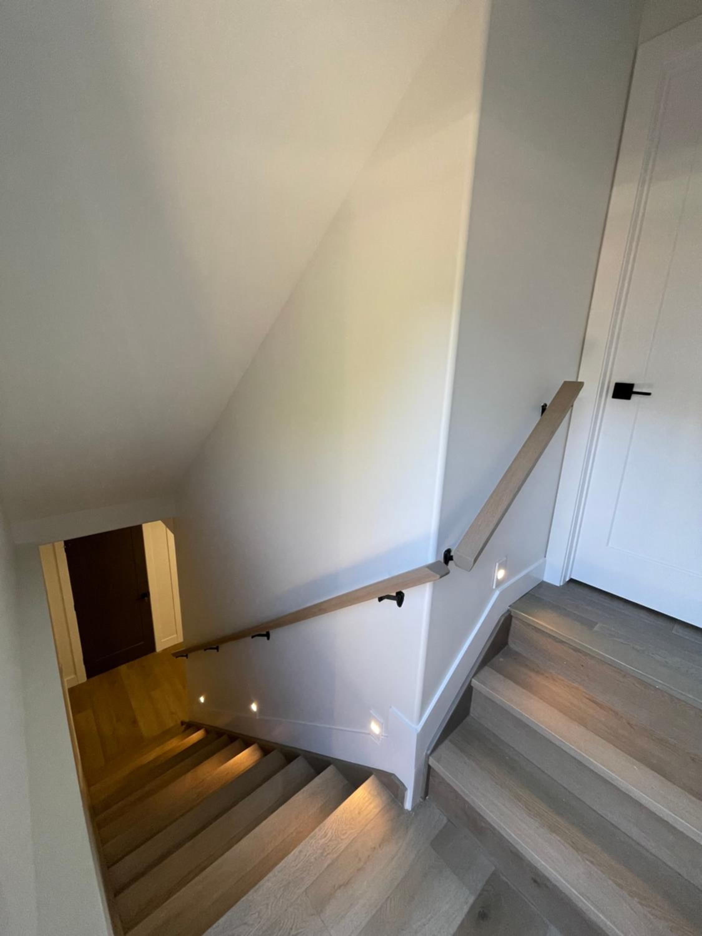 Luxurious Basement Apartment Near 401 and Hospital