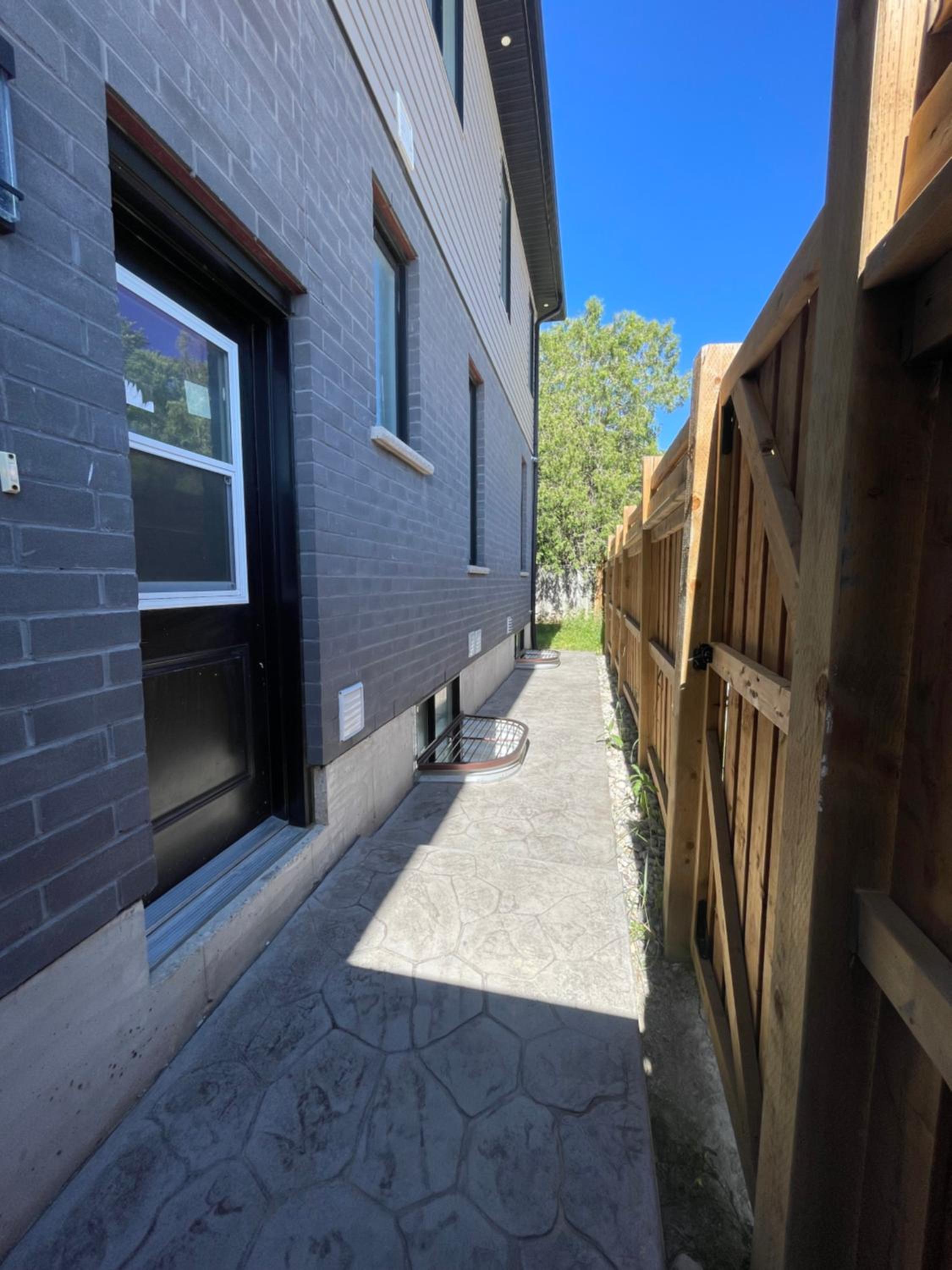 Luxurious Basement Apartment Near 401 and Hospital